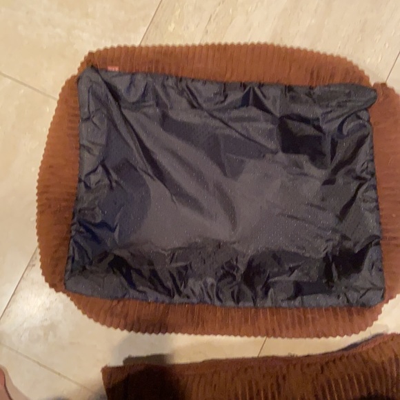 Brown super soft velvet dog or cat bed. - Picture 5 of 5